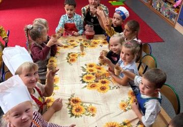 Dzień zdrowo i wesoło - sok owocowy w przedszkolu i zerówce